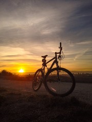Obraz na płótnie Canvas bike on the trail 