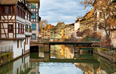 Fototapeta na wymiar Ładne domy w Petite France w Strasburgu