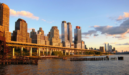 Fototapeta premium Highrise buildings under the sky by Hudson River