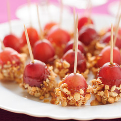 Caramel coated grapes with peanuts