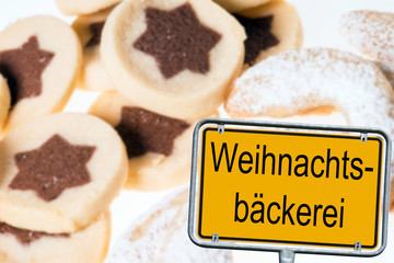 leckere Kekse und Schild - Weihnachtsbäckerei