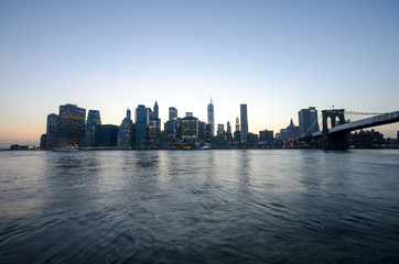 Fototapeta na wymiar New York Manhattan i Brooklyn Bridge. Scena nocy. USA