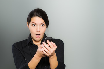 Frau reagiert mit Verwunderung auf den Telefonanruf
