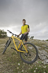 Obraz premium Mountain bike posing guy