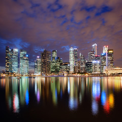 Horizon de ville de Singapour la nuit