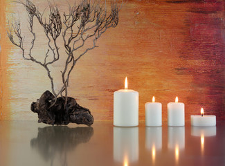 Stilleben mit Kerzen und Zweigen