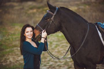 Obraz premium Young woman with a horse on nature
