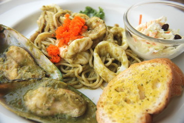 spaghetti sea food spicy and sour Asian sauce