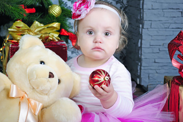 Small äåâî÷êà near new year's fir tree