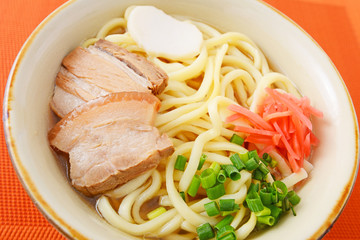 伝統料理の沖縄そば