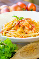 Trofie al pomodoro e gamberi, cucina mediterranea