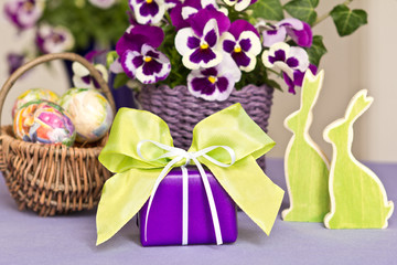 Osterdekoation in frischen Farben