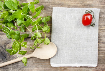 Mint leaves on wooden table