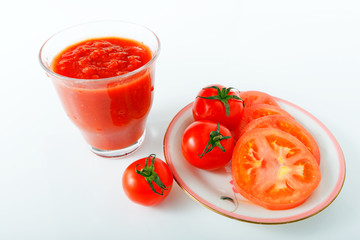 新鮮なトマトとジュース