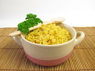 Suppennudeln und Petersilie