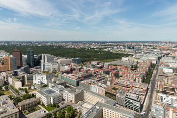 Fototapeta na wymiar Widok z lotu ptaka w Berlinie z Potsdamer Platz i parku Tiergarten