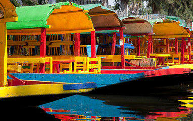 Fototapeta na wymiar Colourful Mexican gondolas at Xochimilco's Floating Gardens