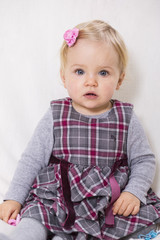 Portrait einer kleinen Dame im karierten Kleid