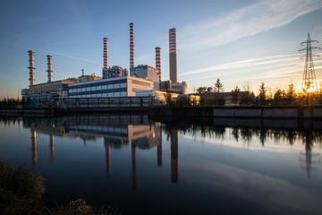 Obraz na płótnie Canvas Energii elektrycznej elektrowni w pobliżu rzeki