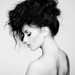 Naklejka premium Czarno-białe zdjęcie pięknej kobiety z wspaniałe włosy