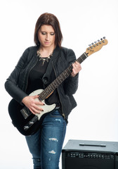Fototapeta premium Frau mit Gitarre und Verstärker
