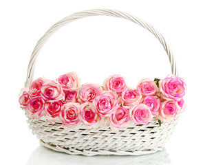 Fototapeta na wymiar Piękny bukiet z różowych róż w koszu, odizolowane na białym