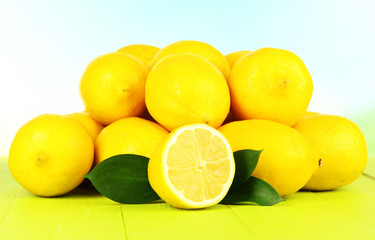Obraz na płótnie Canvas Ripe lemons isolated on white