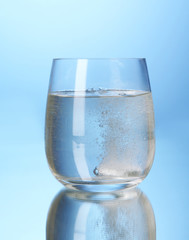 Glass with efervescent tablet in water with bubbles