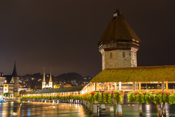 Fototapeta na wymiar wooden Chapel bridge and old town of Lucerne, Switzerland