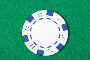Naklejka premium white poker chip on the casino table