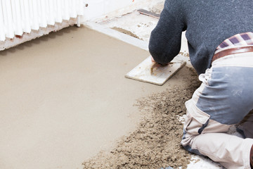 mason smooth the cement screed