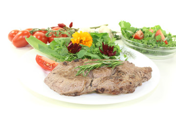 gebratenes Entrecote mit Wildkräutersalat