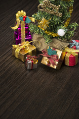 木目の背景にクリスマスツリーとプレゼント