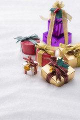 雪のうえに複数のクリスマスプレゼント