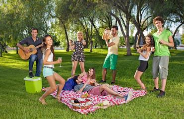 Fototapeta premium Happy teenage friends enjoying a picnic outdoors.