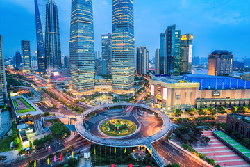 Shanghai Midtown bei Einbruch der Dunkelheit