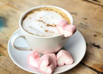 Crédence de cuisine en verre imprimé Chocolat Hot chocolate with heart pink marshmallow