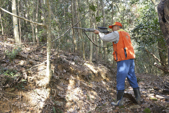 ハンティングをする男性