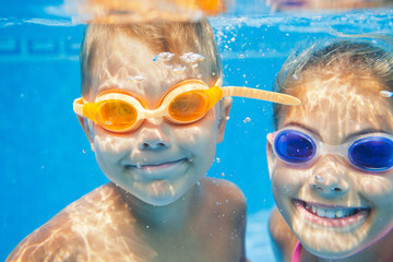 Naklejka premium Underwater portrait kids