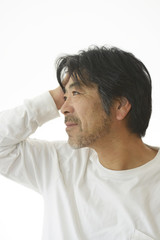 Obraz premium 髪をかき上げる50代の男性