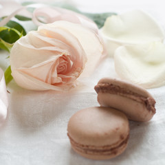Obraz na płótnie Canvas Pink rose with chocolate macarons