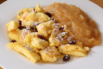 Kaiserschmarrn  mit Rosinen und Apfelmus