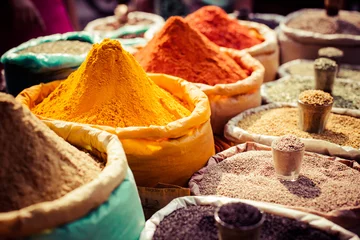 Deurstickers Indiase gekleurde kruiden op de lokale markt. © Curioso.Photography