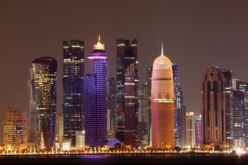 Horizon du centre-ville de Doha la nuit, Qatar, Moyen-Orient