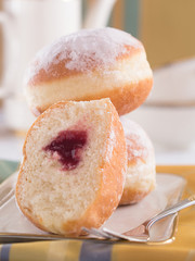 Berliner mit einer Kaffeekanne im Hintergrund