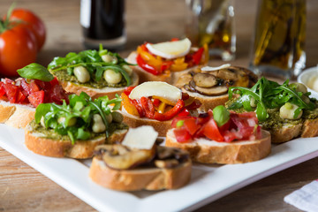 Bruschetta mit Bohnen und Rucola, Pilze, Ziegenkäse