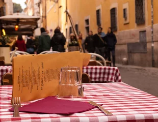 Fotobehang Close-up op een tafel van een Italiaans openluchtrestaurant © drimafilm