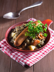 Linsensuppe mit Würstchen in einer Schale