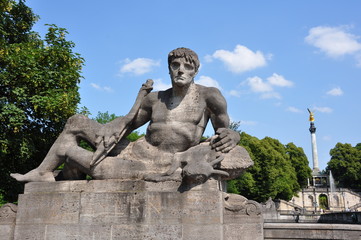 München - Statue an der Isar