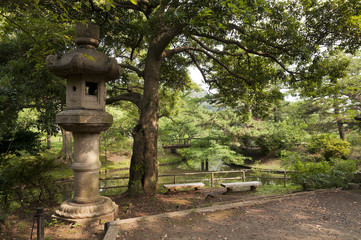 Fototapeta na wymiar Latarnia w ogrodzie Sankei i japońska